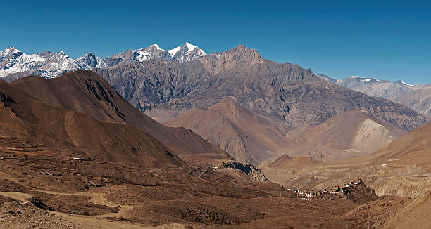 pequeño pueblo de jharkot - muktinath fotografías e imágenes de stock