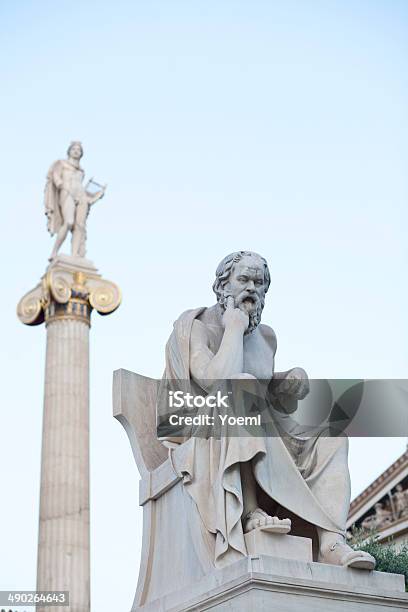 Estatuas De Sócrates Y Apolo En Atenas Foto de stock y más banco de imágenes de Sócrates - Filósofo - Sócrates - Filósofo, Apolo, Arquitectura