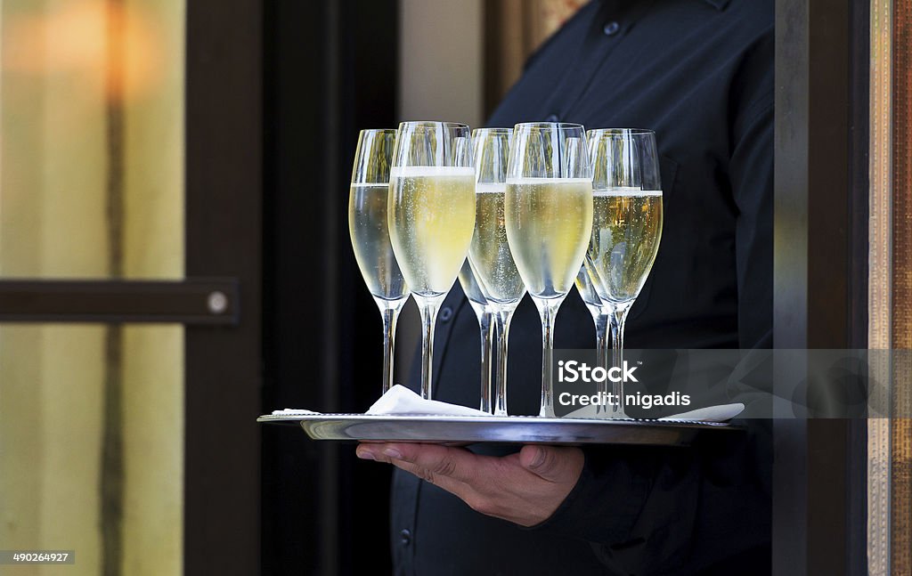 Che serve Champagne - Foto stock royalty-free di Abbigliamento formale