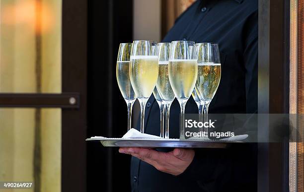 Che Serve Champagne - Fotografie stock e altre immagini di Abbigliamento formale - Abbigliamento formale, Adulto, Alchol