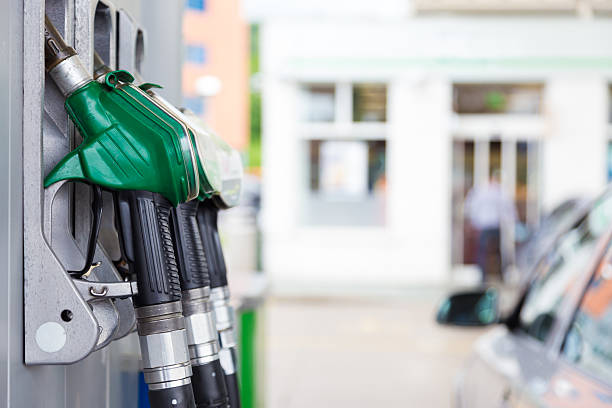 бензоколонка на заправочной станции. - fuel pump gas station gasoline fossil fuel стоковые фото и изображения