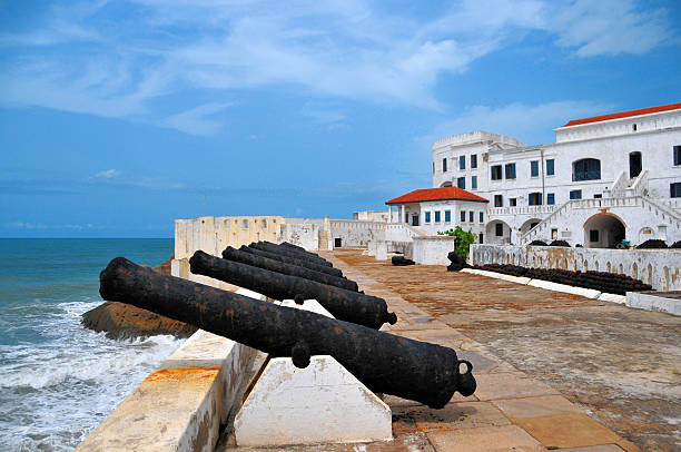 ghana, áfrica: cape coast castle, pistola de la batería - gun turret fotografías e imágenes de stock