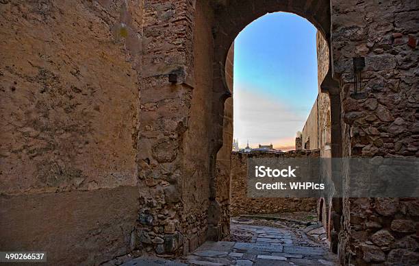 Shoehorse Arch Of Badajoz - zdjęcia stockowe i więcej obrazów Al-Andalus - Al-Andalus, Alcazaba of Badajoz, Dzień