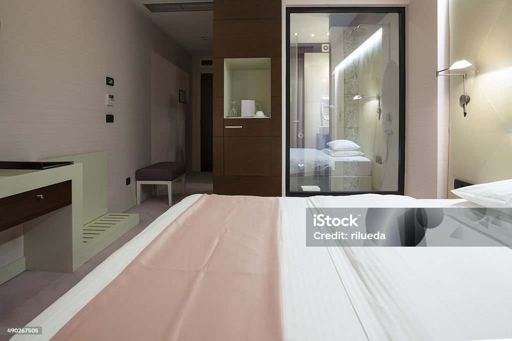 Luxus-suite mit Dusche sichtbar vom Schlafzimmer - Lizenzfrei Behaglich Stock-Foto