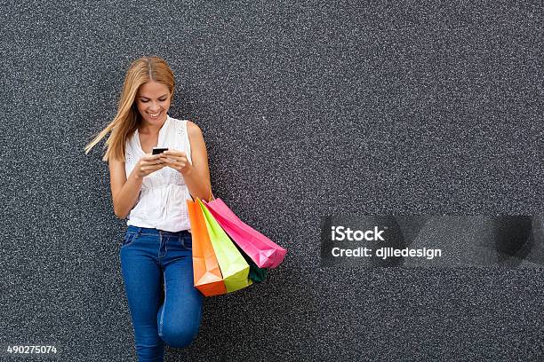 Glückliche Junge Frau Die Eingabe Einer Nachricht Am Telefon Nach Shopping Stockfoto und mehr Bilder von Einkaufen