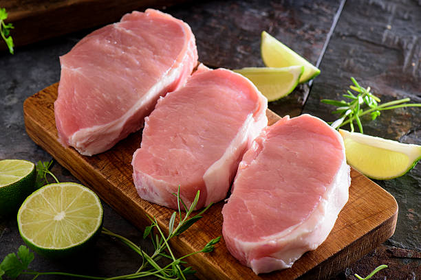新鮮な生豚ロース肉 - cut of meat ストックフォトと画像