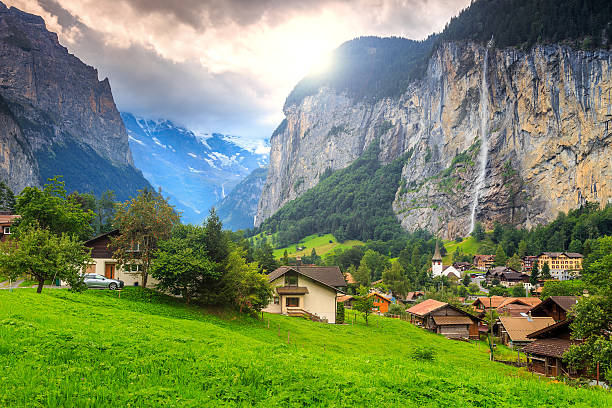 有名な lauterbrunnen タウンとシュタウプバッハの滝、ベルナーアルプス、スイス、ヨーロッパ - jungfrau ストックフォトと画像