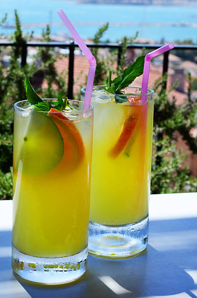 Limonada y limones y menta sobre la mesa al aire libre - foto de stock