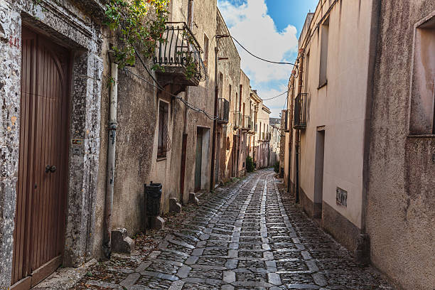 mountain festung und village of erice auf sizilien, italien - erice stock-fotos und bilder