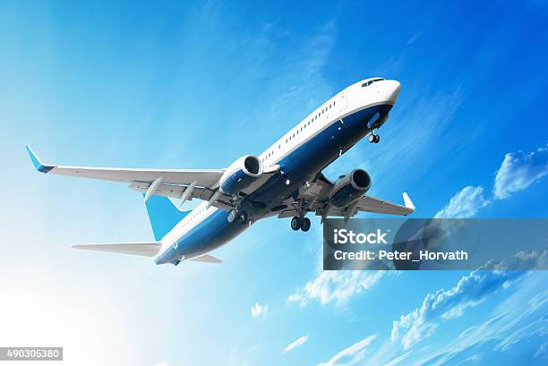 Avión Foto de stock y más banco de imágenes de Avión - Avión, Avión de pasajeros, Azul
