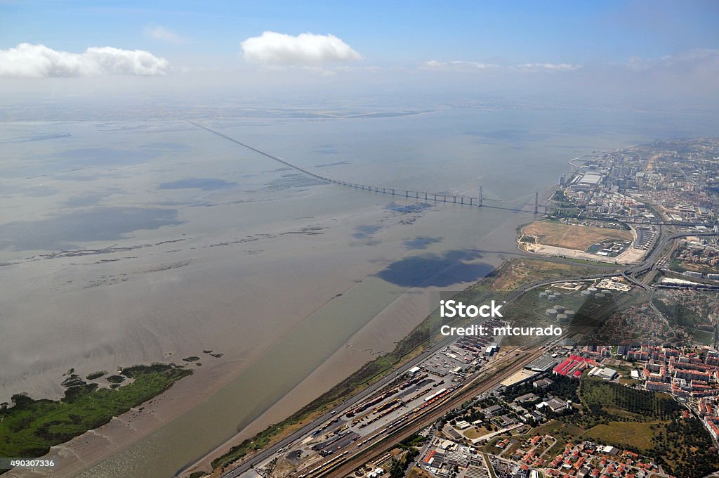 Lisboa, Portugal: Estuário do rio Tejo, vista aérea, Vasco-da-Gam - Foto de stock de Estuário - Características do litoral royalty-free