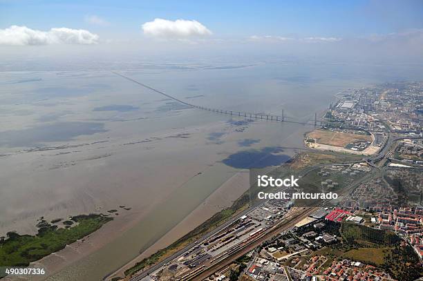 Foto de Lisboa Portugal Estuário Do Rio Tejo Vista Aérea Vascodagam e mais fotos de stock de Estuário - Características do litoral