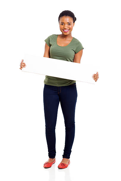 menina afro-americana segurando placa de branco - placard women holding standing imagens e fotografias de stock