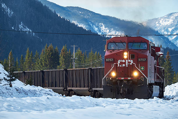 カナダ太平洋鉄道いまさに絵空事冬 - rocky mountains canada mountain winter ストックフォトと画像