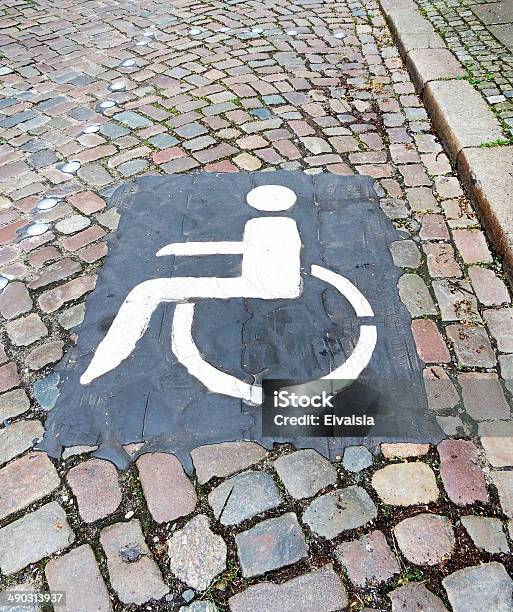 Photo libre de droit de De Stationnement Pour Les Personnes À Mobilité Réduite banque d'images et plus d'images libres de droit de Accessibilité aux personnes handicapées