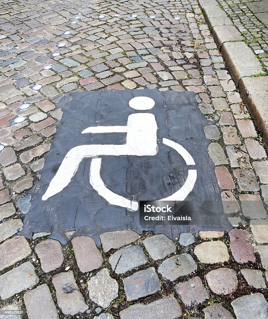 Miejsca parkingowe dla osób niepełnosprawnych - Zbiór zdjęć royalty-free (Asfalt)