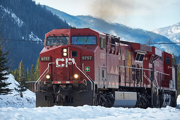 カナダ太平洋鉄道、カナディアンロッキーの冬の背景 - rocky mountains canada mountain winter ストックフォトと画像