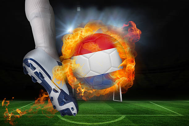 jugador de fútbol coleando flaming países bajos bandera de bola - michigan football fotografías e imágenes de stock