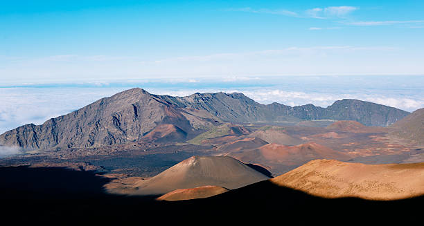 вулкан кратер халеакала - pelé стоковые фото и изображения