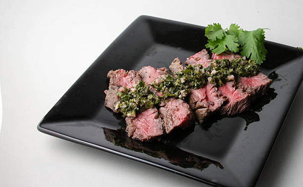 köstliche scheiben steak mit chimichurri-sauce - chimichurri horizontal beef steak stock-fotos und bilder