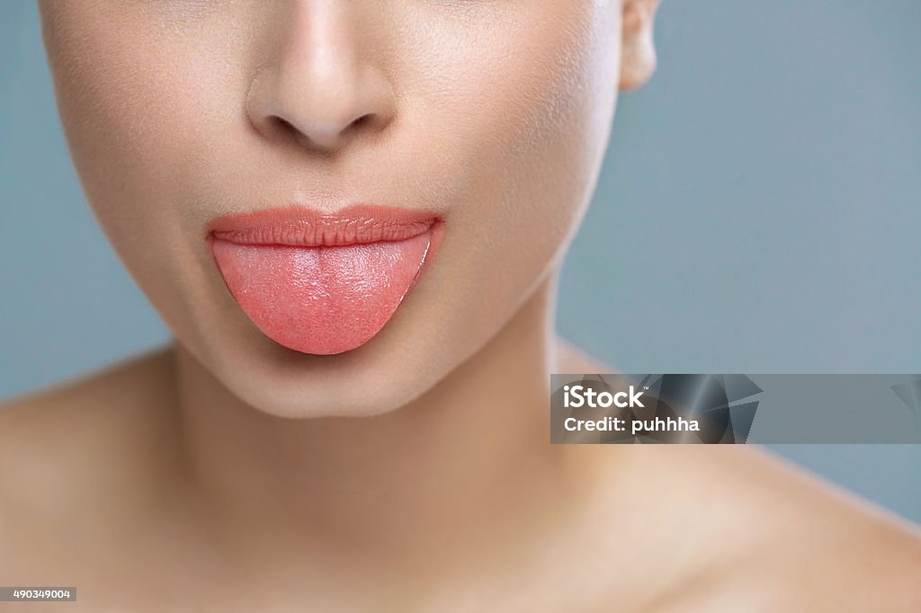 Joven Alegre Chica mostrando la lengua - Foto de stock de 2015 libre de derechos