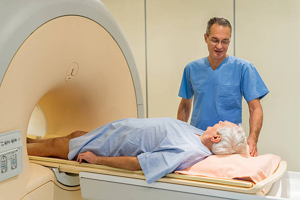radiólogo hablando con un paciente senior en la mri. - mri scanner medical scan cat scan oncology fotografías e imágenes de stock