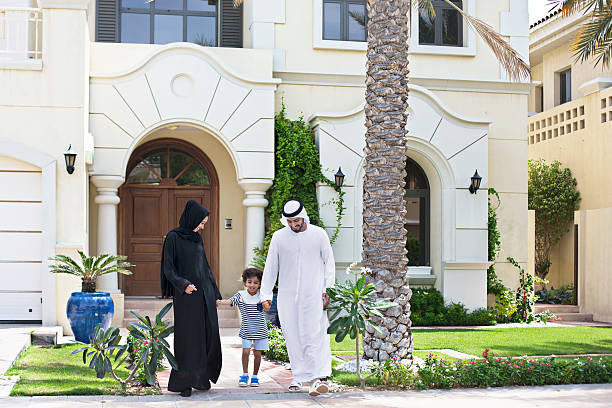 arabska rodzina spaceru na zewnątrz w słoneczny dzień - dubai house built structure middle east zdjęcia i obrazy z banku zdjęć