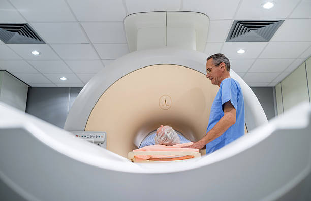 방사선 전문의 및 상석 환자의 mri 스캔). - pet 스캔 기계 뉴스 사진 이미지