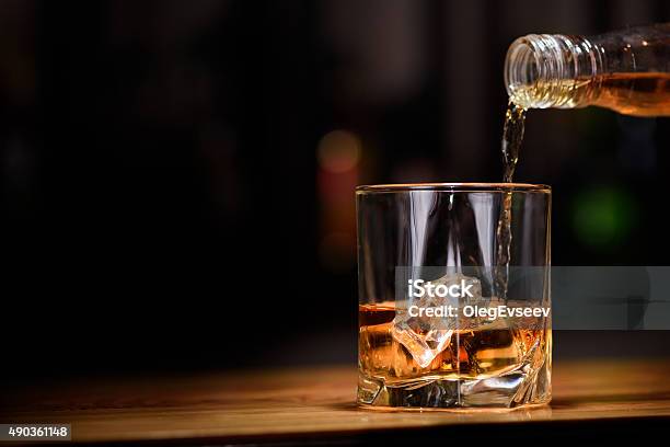 Foto de Ainda Vida Dose De Uísque Ou Em Vidro e mais fotos de stock de Bebida alcoólica - Bebida alcoólica, Whisky, Beber