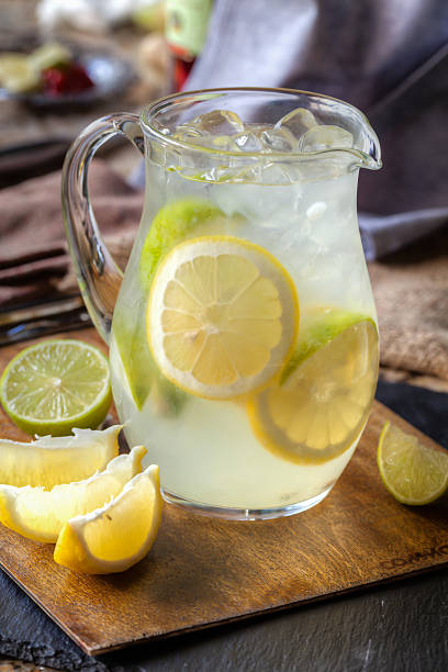 krug mit limonade mit zitrone und zitronen - lemon lime lyme regis vegetable stock-fotos und bilder