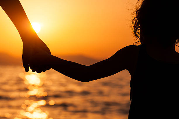 madre y niño - holding hands child silhouette family fotografías e imágenes de stock