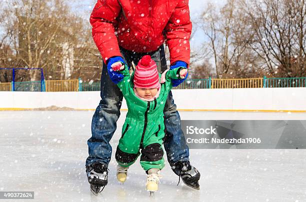 Padre E Bambino Imparare A Skate In Inverno - Fotografie stock e altre immagini di 2015 - 2015, Accudire, Adulto