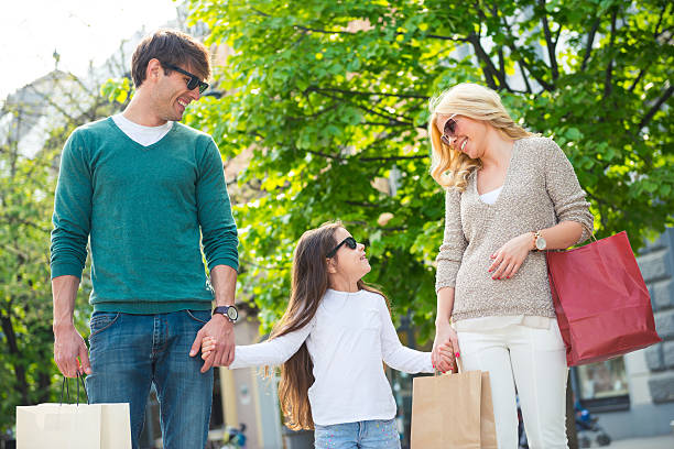 istock Family in shopping 490375643