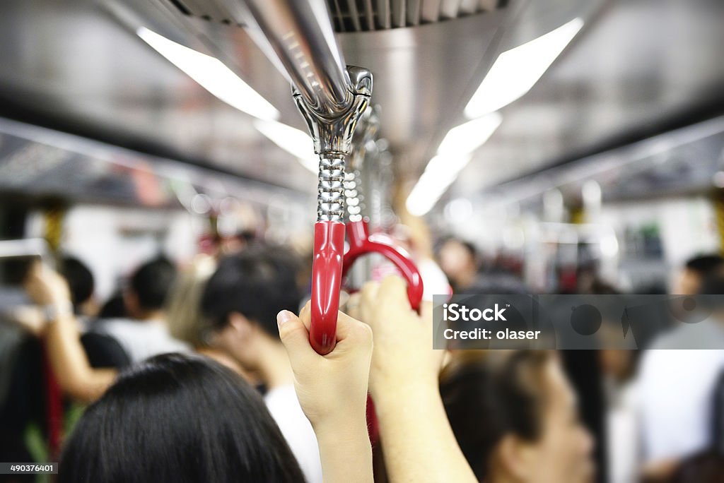 Hand halte den Griff in der U-Bahn - Lizenzfrei Bahnreisender Stock-Foto