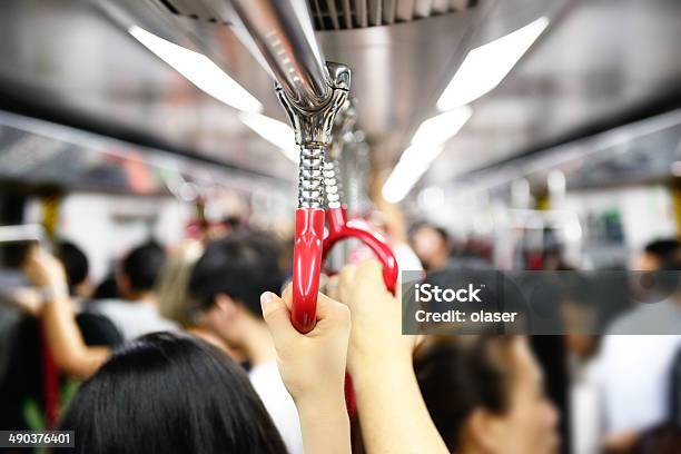 Hand Halte Den Griff In Der Ubahn Stockfoto und mehr Bilder von Bahnreisender - Bahnreisender, Beengt, China