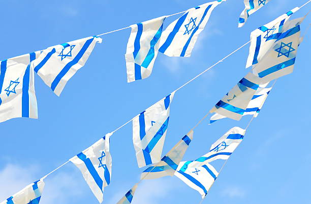 israel-flagge für unabhängigkeitstag - horizontal gestreiften vorhängen stock-fotos und bilder