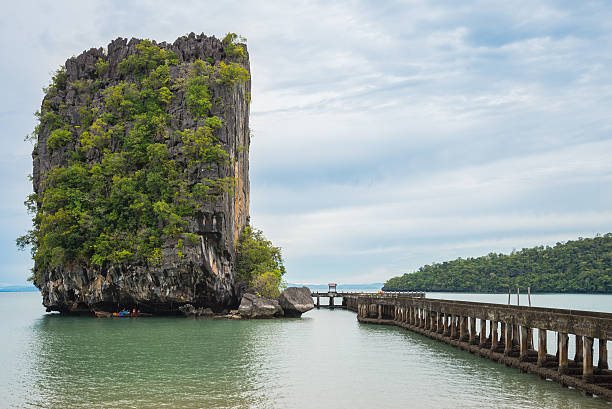 작은 도서지역 구름다리 - thailand asia famous place stone 뉴스 사진 이미지