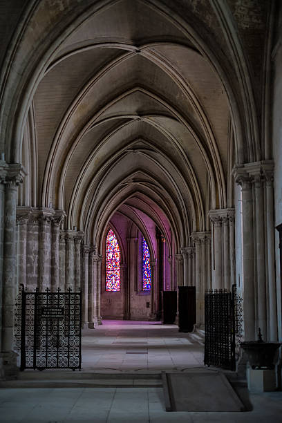 catedral de chartres (interior)-frança - church gothic style cathedral dark imagens e fotografias de stock