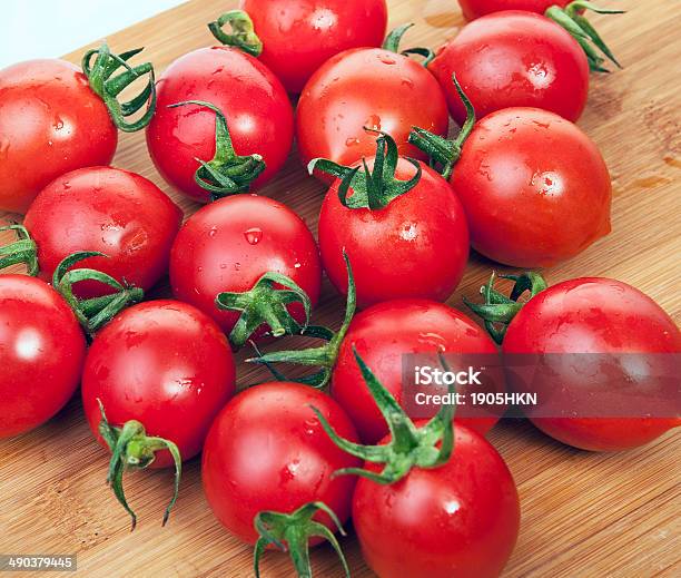 Tomates Frescos Foto de stock y más banco de imágenes de Alimento - Alimento, Antioxidante, Color - Tipo de imagen