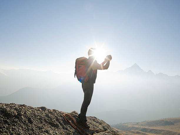 los puestos de escalador se toman fotos en la cima de la montaña - rock climbing fotos fotografías e imágenes de stock