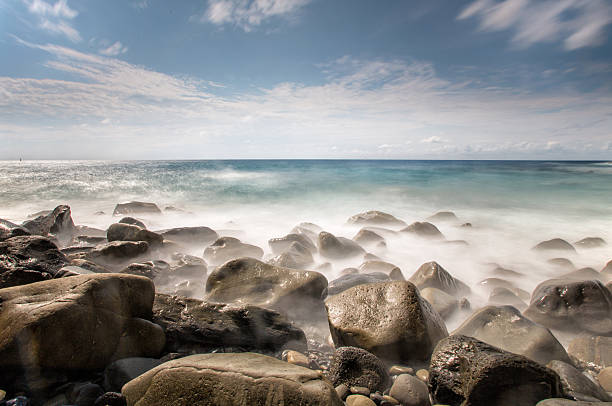 steine und steine auf die küste - long exposure rock cloud sky stock-fotos und bilder