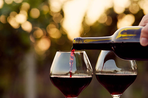 verter el vino tinto - wine bottle food wine restaurant fotografías e imágenes de stock