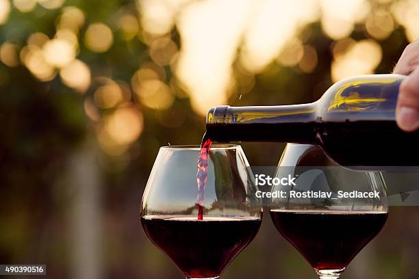 注ぐレッドワイン - ワインのストックフォトや画像を多数ご用意 - ワイン, 赤ワイン, 注ぐ
