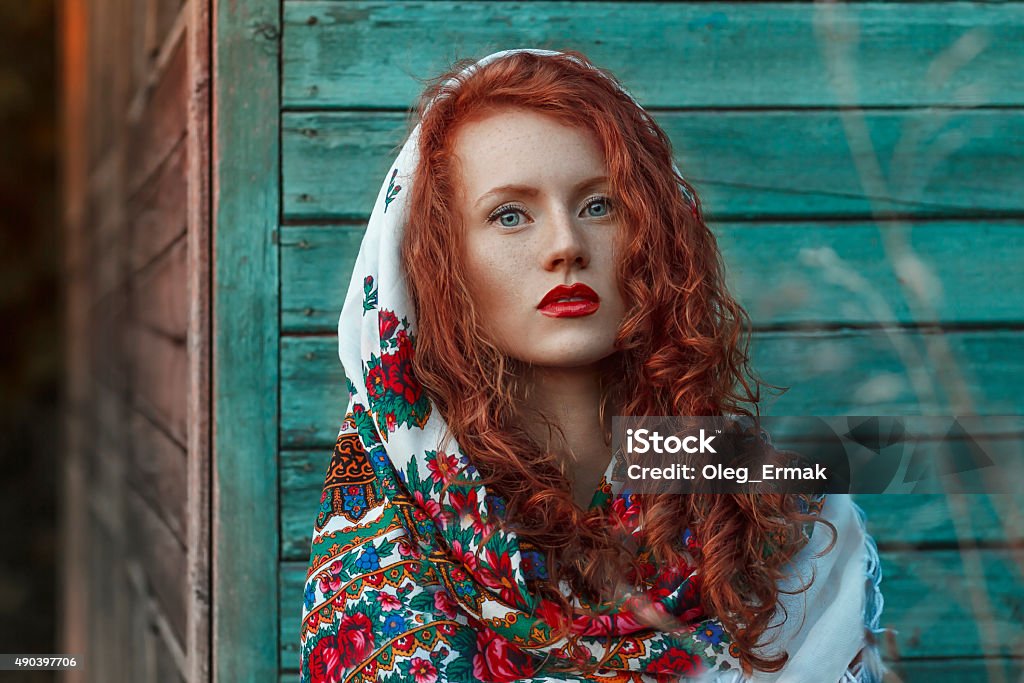 赤毛の美しい若い女性のナショナルヘッドスカーフ - 裸のロイヤリティフリーストックフォト