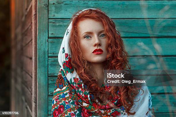 赤毛の美しい若い女性のナショナルヘッドスカーフ - 裸のストックフォトや画像を多数ご用意 - 裸, そばかす, 赤毛