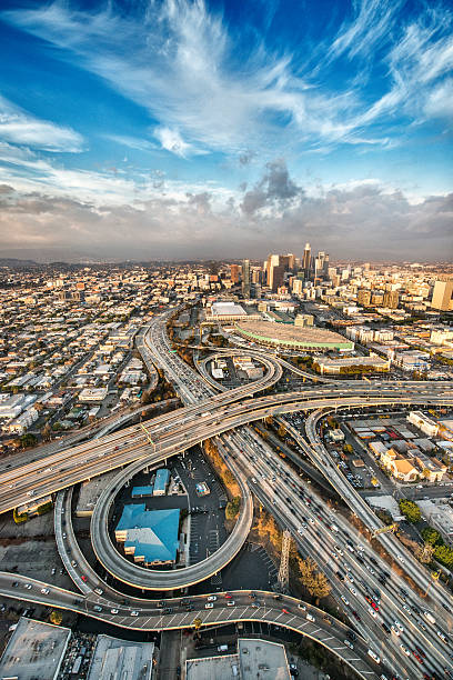 volar por encima de la gran ciudad - autopista de cuatro carriles fotografías e imágenes de stock