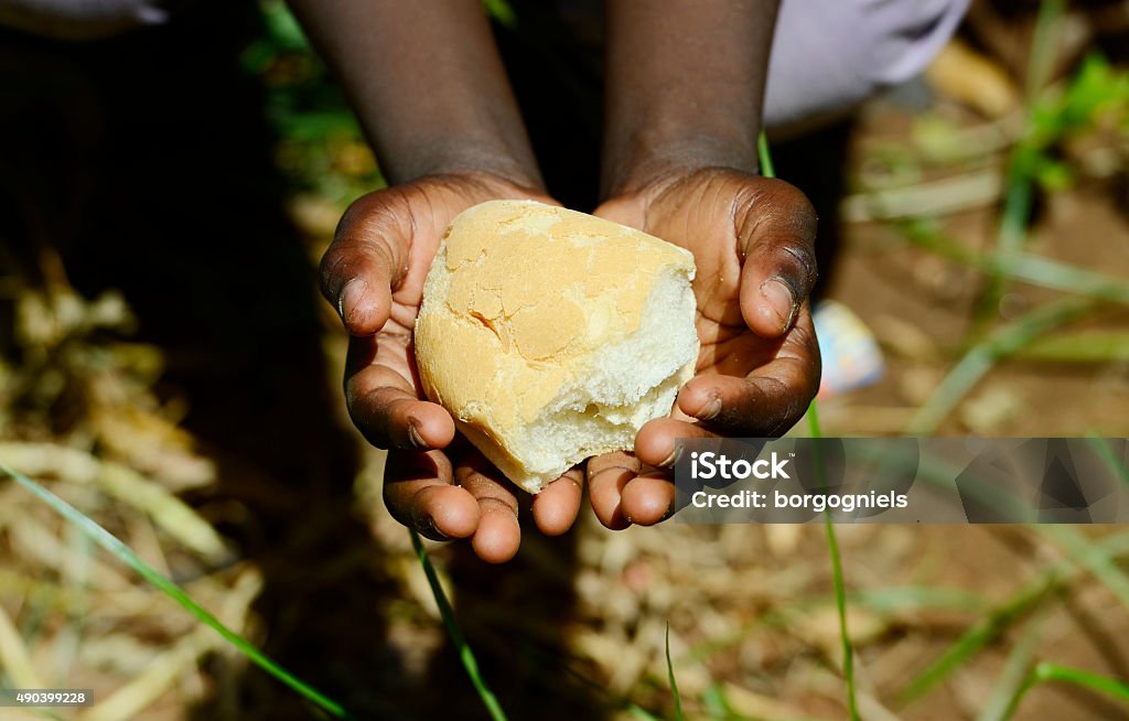 Stunting アフリカの子供の記号-赤ちゃんの女の子を持つパン栄養失調 - パンのロイヤリティフリーストックフォト