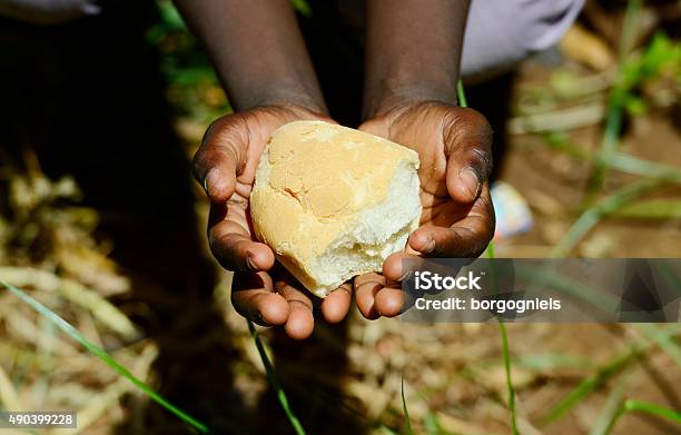 Stunting アフリカの子供の記号赤ちゃんの女の子を持つパン栄養失調 - パンのストックフォトや画像を多数ご用意 - パン, アフリカ, 貧困