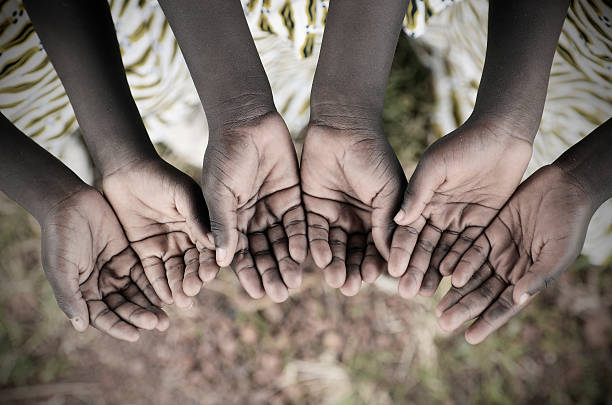 african children holding manos ahuecadas ayuda de la enfermedad al inicio - malnourished fotografías e imágenes de stock
