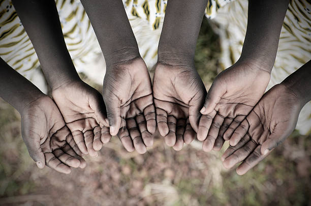 bambini africani con le mani a pugno per pregarli di assistenza malattia - somalian culture foto e immagini stock